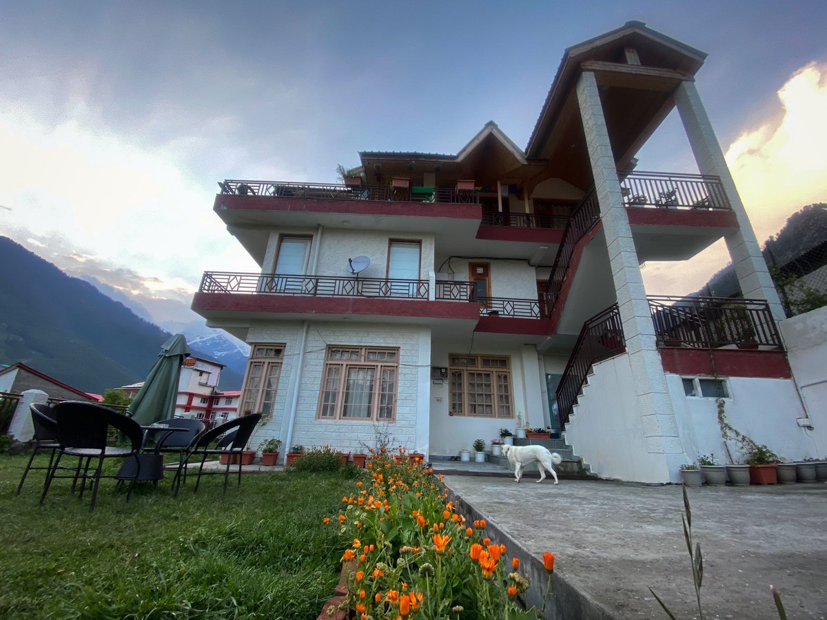 HippieGotra's tweet photo. Imagine sipping your morning coffee on a balcony overlooking the majestic Himalayas. Our new property in Manali offers just that and more! Indulge in cozy rooms with modern amenities and immerse yourself in the awe-inspiring vistas right outside your window

#manali #hippiegotra https://t.co/9KIwK2eqpH