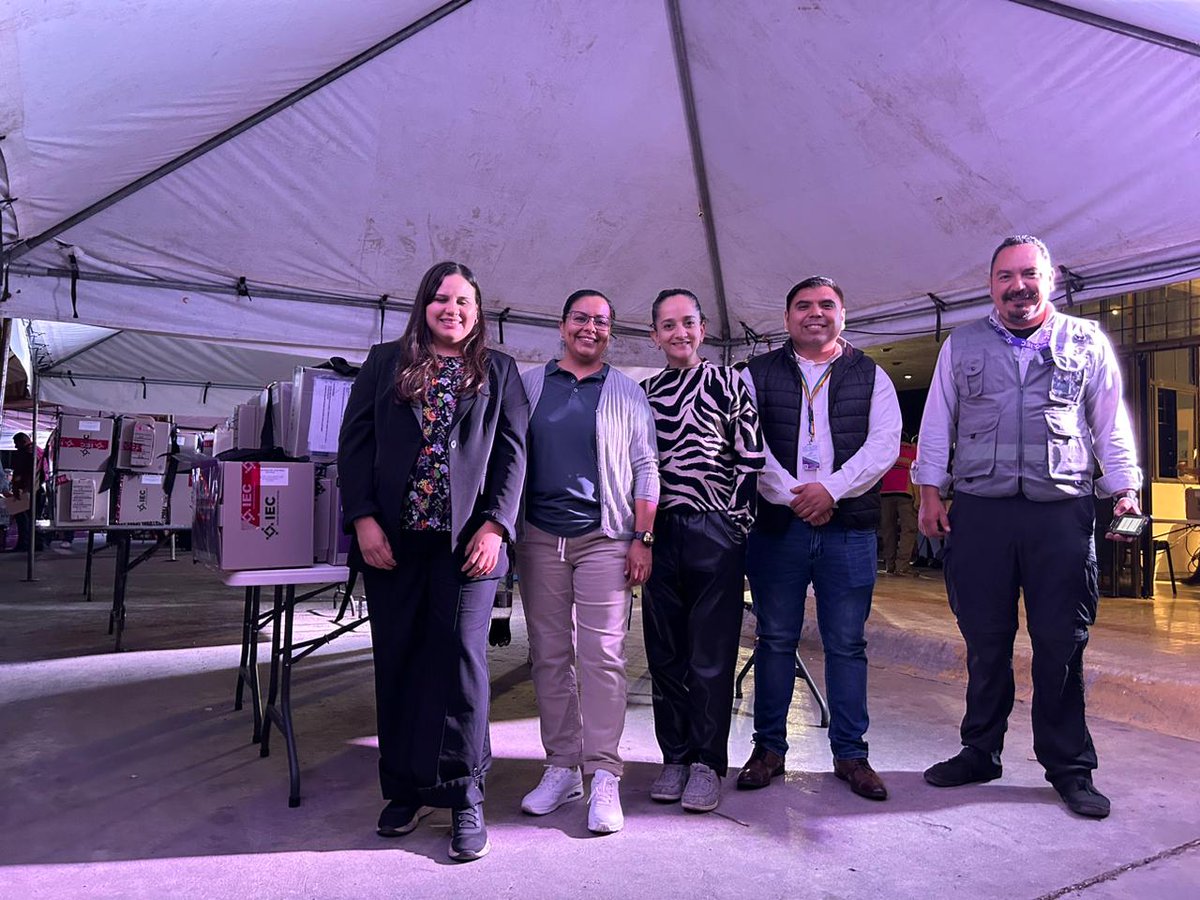 OscarDanieliec6's tweet photo. En estos momentos seguimos apoyando en la recepción de paquetes en el Comité Municipal de Saltillo https://t.co/rl5nhkyL61