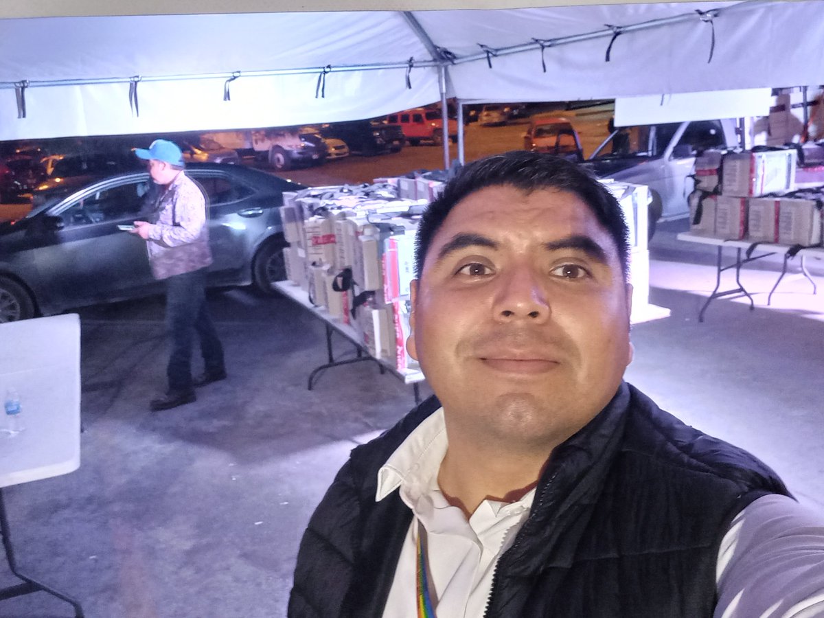 OscarDanieliec6's tweet photo. En estos momentos seguimos apoyando en la recepción de paquetes en el Comité Municipal de Saltillo https://t.co/rl5nhkyL61