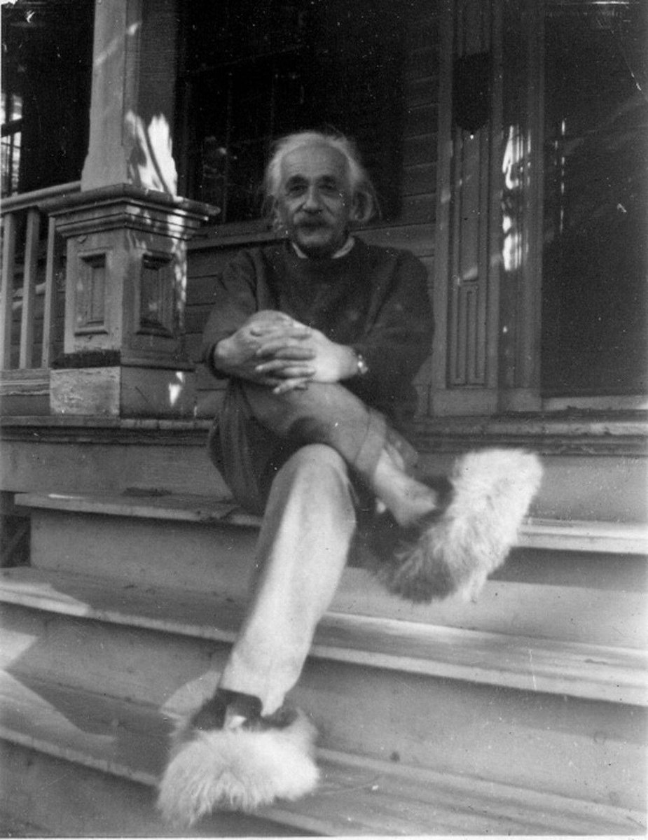 #fotodelgiorno: Albert Einstein che indossa pantofole pelose nel 1950 seduto davanti alla sua casa a Princeton. Foto di Gillett Griffin