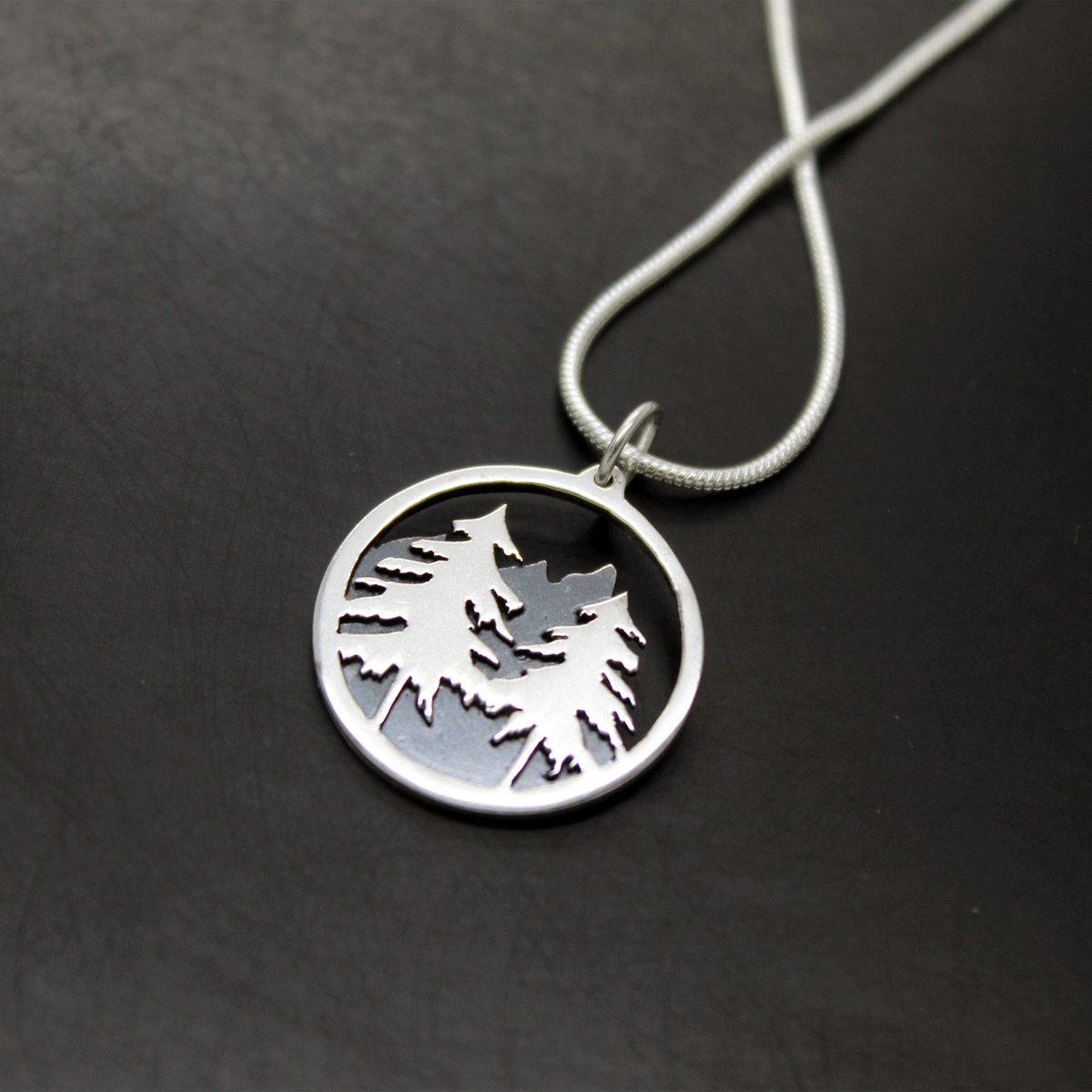 Un bonito regalo para una persona especial... o para darte un capricho, qué menos! 😜 Colgante #Montaña ⛰️ y #pinos 🌲 de plata 925

bit.ly/3CdJvti

#silvermountains #mountains #Pinetrees #trees #silvertrees #plata925 #joyeríaartesanal #hechoamano #envíogratis