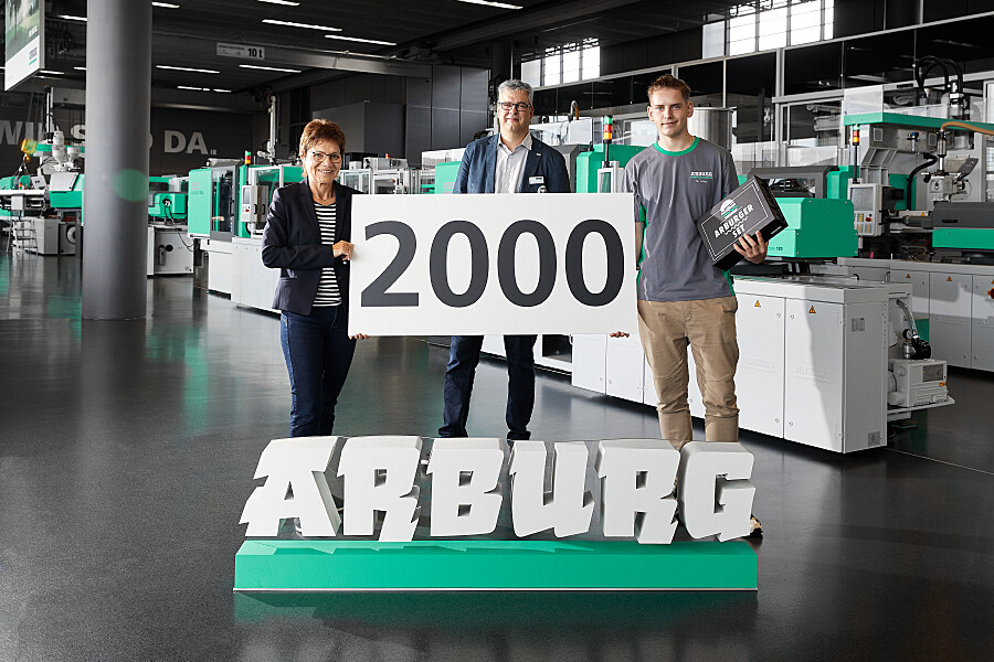 arburgworld's tweet photo. After more than 60 years of training, we welcomed our 2,000th apprentice in 2020.🙌 Practically everyone who trains at Lossburg is taken on after successfully completing their training. 💪
#ARBURG #WirSindDa #100years #ARBURGfamily #history #backintime #trainees #success https://t.co/yvprgOy3pB