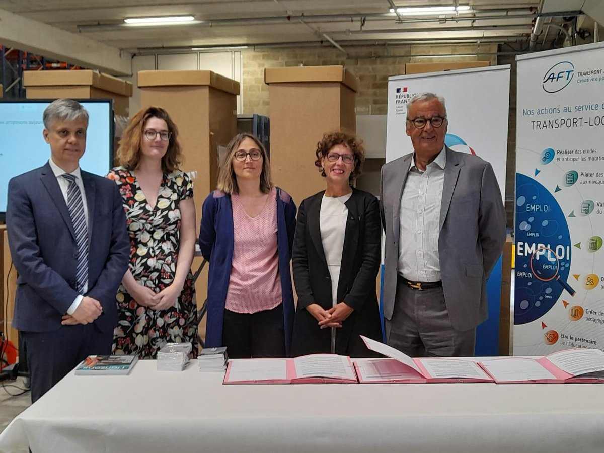 #Evénement - 🔴 En direct de la la Matinale "Parlons recrutement" spéciale #transport et #logisitique 

🖊️ Signature de convention entre @poleemploi_idf et l'<a href="/AFT_TL/">AFT TRANSPORT & LOGISTIQUE</a> afin de répondre aux besoins de recrutements du secteur dont 45% des entreprises se situent en <a href="/iledefrance/">Région Île-de-France</a>