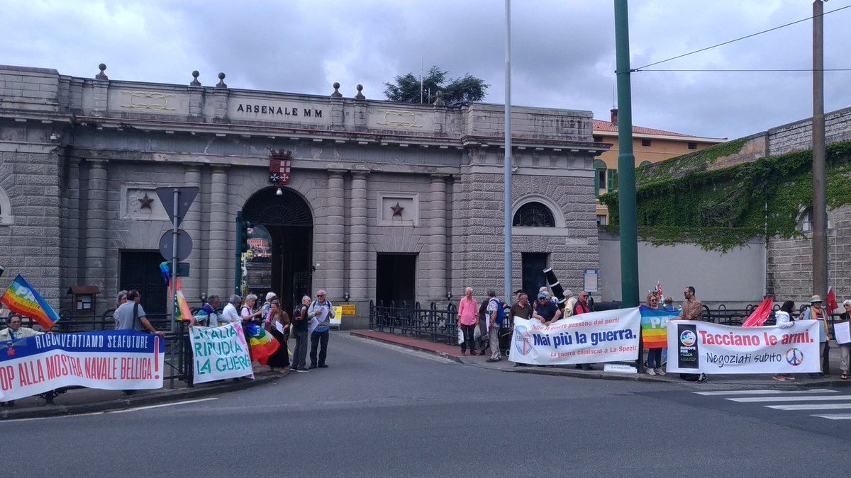 RiconvSeafuture's tweet photo. A La Spezia il presidio #RiconvertiamoSeafuture davanti all'Arsenale Militare. "No alla fiera navale-militare #Seafuture2023 dei colossi dell'industria militare (Leonardo e Fincantieri) per vendere  #armamenti a paesi in guerra e a regimi autoritari che violano i diritti umani!". https://t.co/5pML8lsWZK