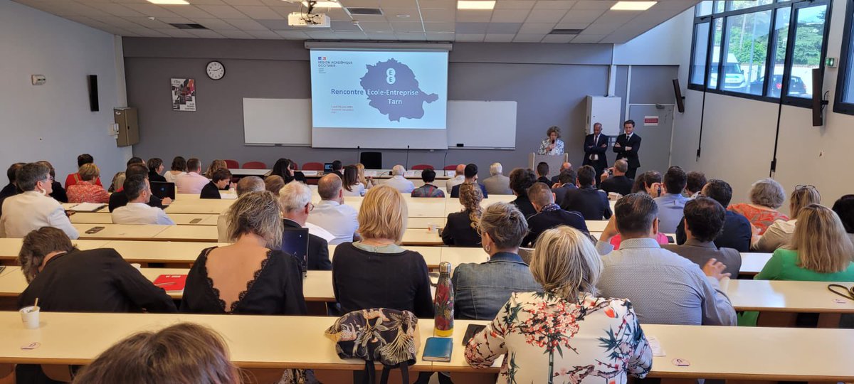MostafaFourar's tweet photo. Fructueuse rencontre École/Entreprise #Albi aux côtés du @prefet81 : renforcer les liens avec le monde de l’#entreprise dans le #Tarn et mieux appréhender les enjeux économiques pour préparer les évolutions de la carte des formations à l’heure de la réforme #VoieProfessionnelle https://t.co/0nACADXBoF