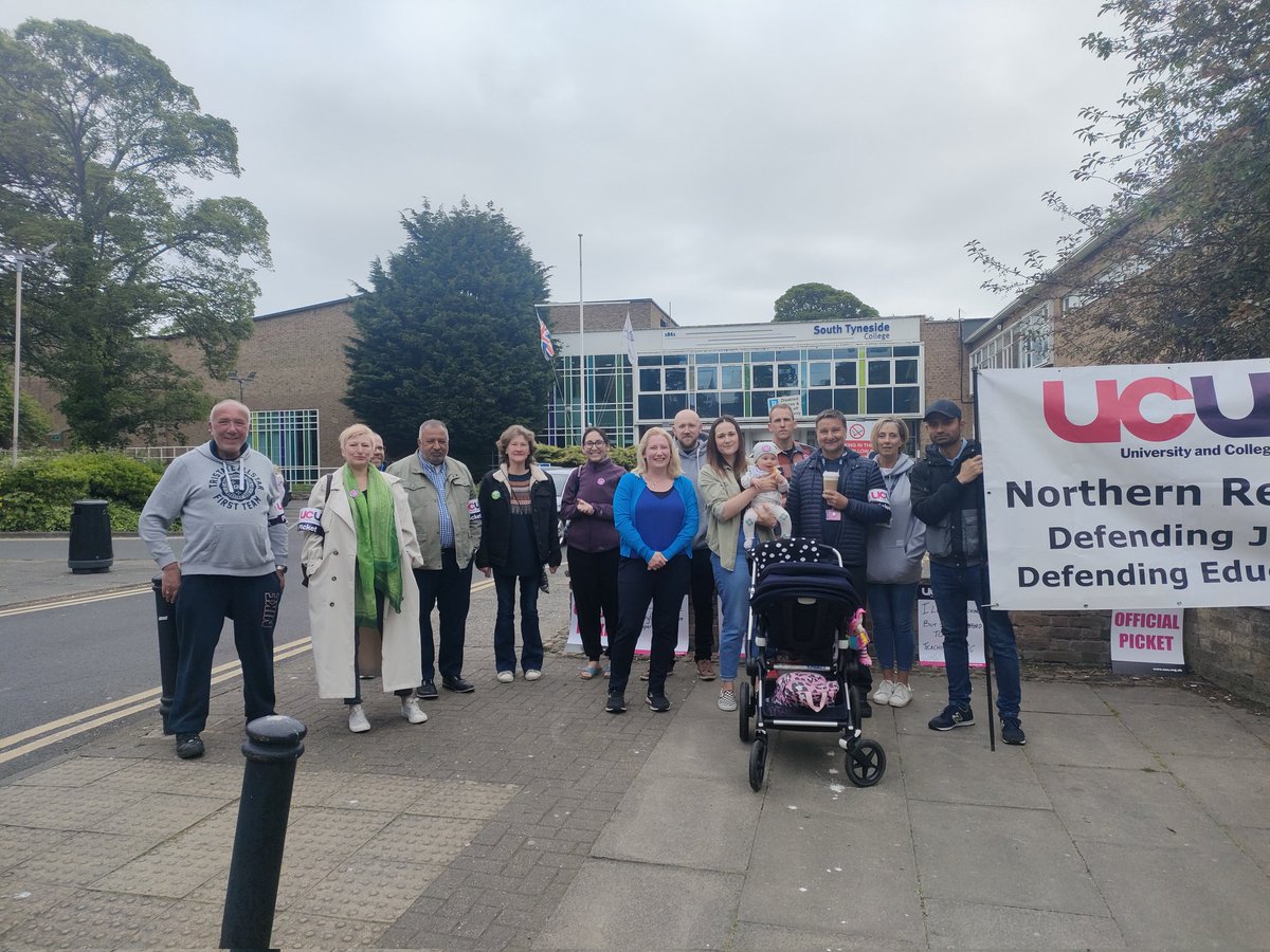 EmmaLewell's tweet photo. With @UCUNorthern @UCUatTCC this am fighting for decent pay #FairPayinFE #RespectFE 💪 https://t.co/W8kBkabnd5