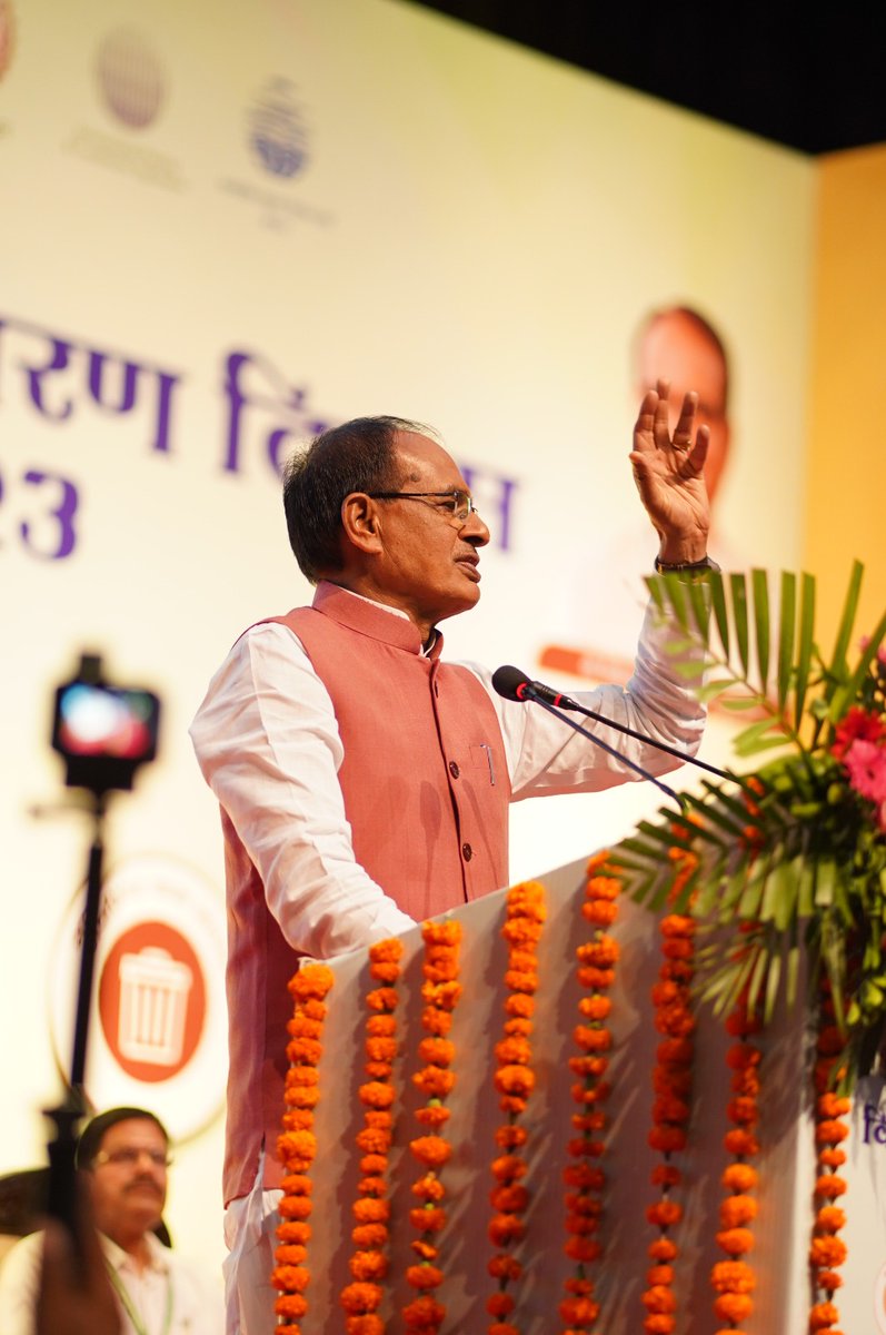 ChouhanShivraj's tweet photo. पर्यावरण बचेगा, तो सृष्टि बचेगी। आप भी जन्मदिन, विवाह की वर्षगाँठ जैसे शुभ अवसरों पर पौधे अवश्य लगायें। 

भोपाल में विश्व पर्यावरण दिवस पर आयोजित कार्यक्रम में सहभागिता की और पर्यावरण संरक्षण जैसे पुनीत कार्य में लगी संस्थाओं एवं युवाओं को सम्मानित कर शुभकामनाएँ दीं। https://t.co/A7lfMrK4GK