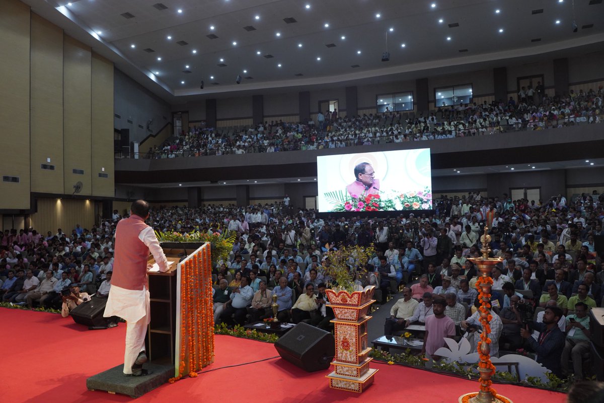 ChouhanShivraj's tweet photo. पर्यावरण बचेगा, तो सृष्टि बचेगी। आप भी जन्मदिन, विवाह की वर्षगाँठ जैसे शुभ अवसरों पर पौधे अवश्य लगायें। 

भोपाल में विश्व पर्यावरण दिवस पर आयोजित कार्यक्रम में सहभागिता की और पर्यावरण संरक्षण जैसे पुनीत कार्य में लगी संस्थाओं एवं युवाओं को सम्मानित कर शुभकामनाएँ दीं। https://t.co/A7lfMrK4GK