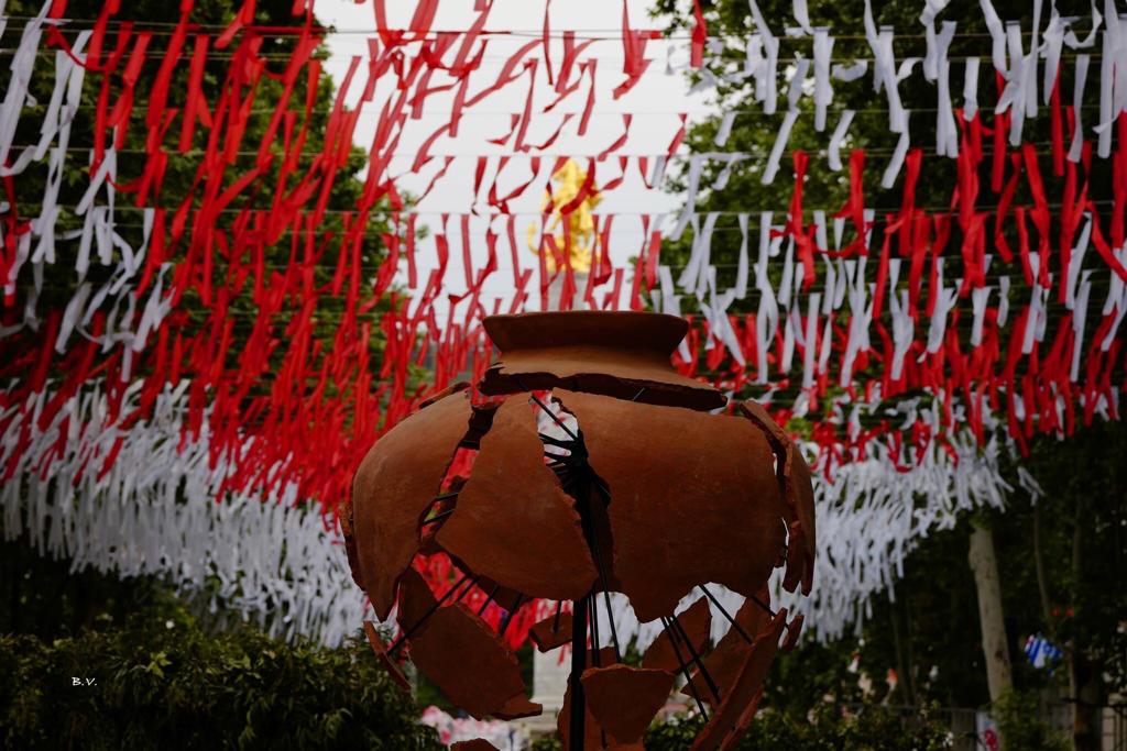 lets_go_Georgia's tweet photo. 5月26日ジョージア独立記念日をお祝い😊
ルスタヴェリ通りの上にウィッシングツリーみたいに、赤と白のリボンで大きなジョージア国旗🇬🇪がかけられたよー‼️ https://t.co/baOFDjxS2I