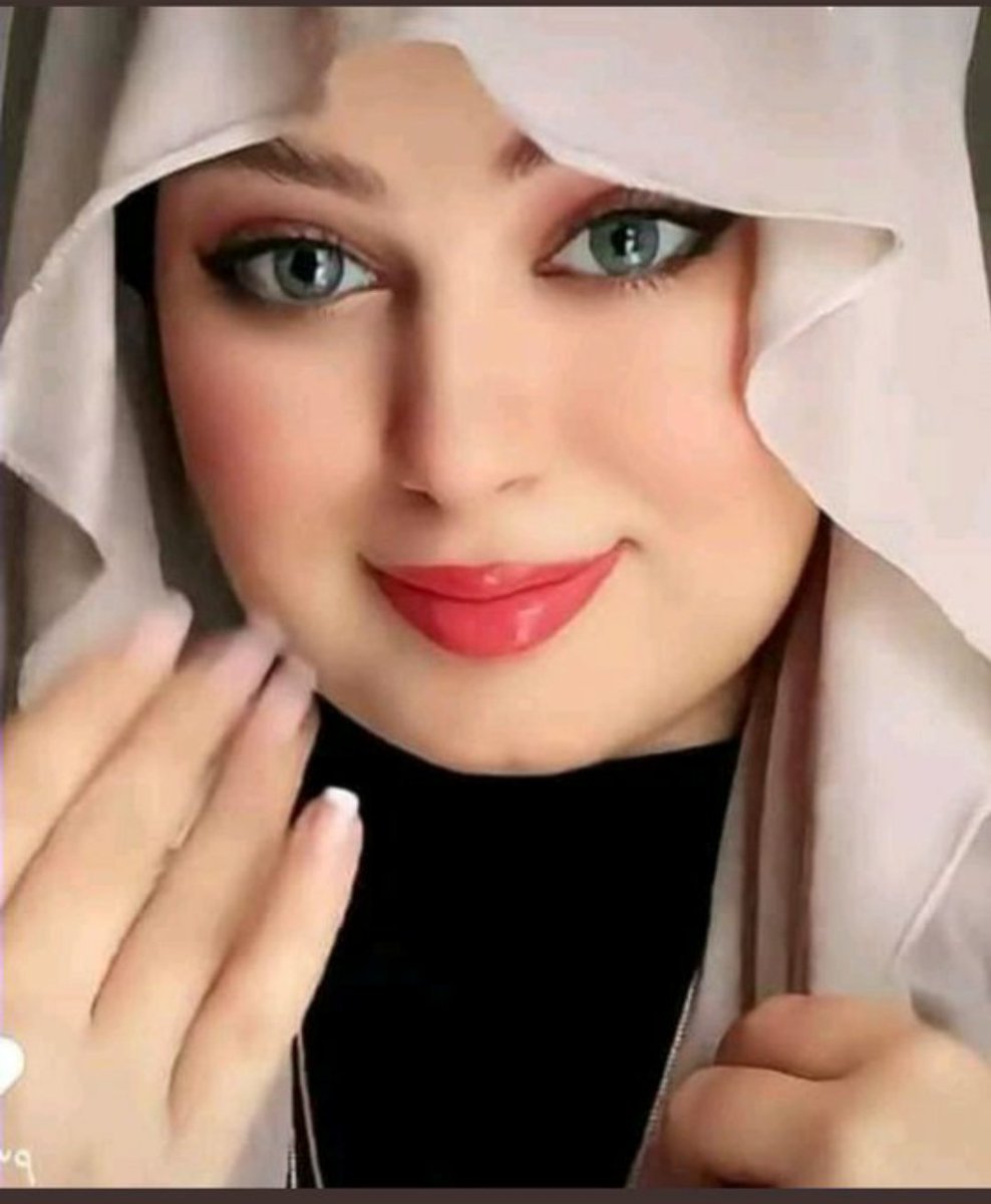 اغالب الحسن فيكِ والحسن اغلب 
وأُداري اشواقي مخافة الرقباء تغضب 
يا سالب الألباب كم سرت ليلاً 
أُقاسي من(  خضر العيون ) معذب