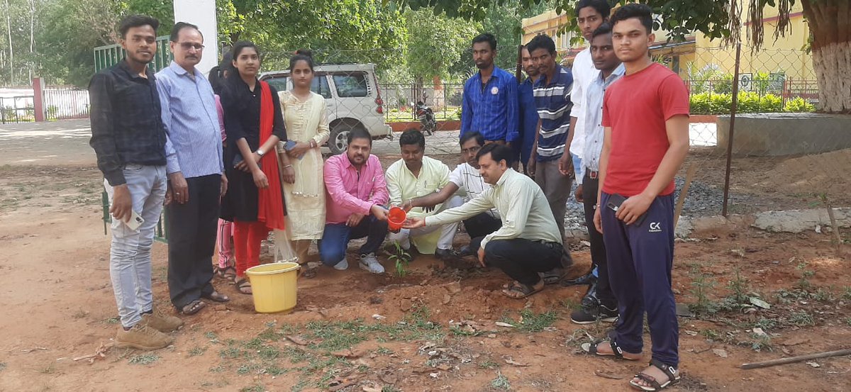 #WorldEnvironmentDay 
<a href="/_NSSIndia/">NSS India</a> 
<a href="/NSSRDBhopal/">NSS Regional Dte. MP & CG</a> 
<a href="/grdcollege1989/">Govt. Rani Durgawati College, Wadrafnagar</a> 
<a href="/NssChhattisgarh/">NSS CHHATTISGARH</a> 
<a href="/NssBalrampur/">NSS BALRAMPUR DO</a> 
<a href="/NssSarguja/">SARGUJA VISHWAVIDYALAYA NSS</a> 
विश्व पर्यावरण दिवस के अवसर पर शा. रानी दुर्गावती महाविद्यालय - वाड्रफनगर में राष्ट्रीय सेवा योजना इकाई द्वारा पौधारोपण का कार्य किया गया।
