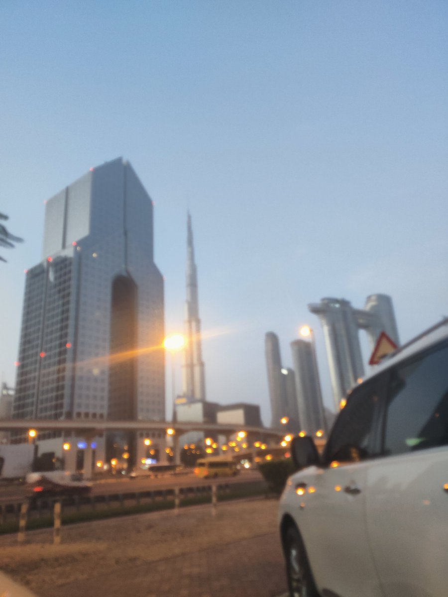 مساء الخير . .🌿🍁
في بعض الأحيان يجب أن تبني من حولك جدارًا للعزلة ، لا لتُبعد الناس عنك ، بل لترى من سيهدم الجدار لكي يراك !