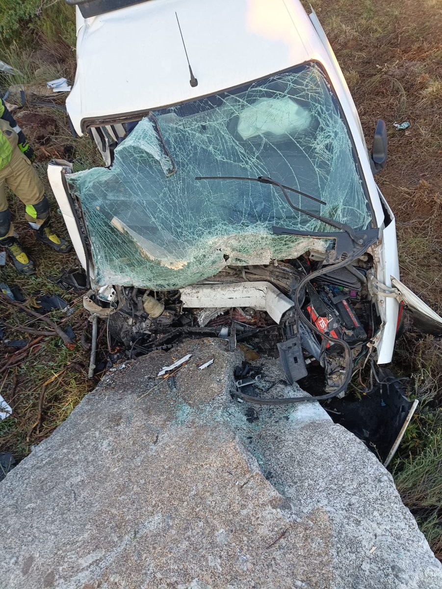 EmergenciaAvila's tweet photo. A las 05:15h de este #lunes han sido activados #BomberosAv por un accidente vial ocurrido en el km22 de la AV905, en el que se ha visto implicada una furgoneta.

Se ha rescatado a dos personas que han resultado heridas.

Con @guardiacivil y @Salud_JCYL https://t.co/OUSbAlPJKg
