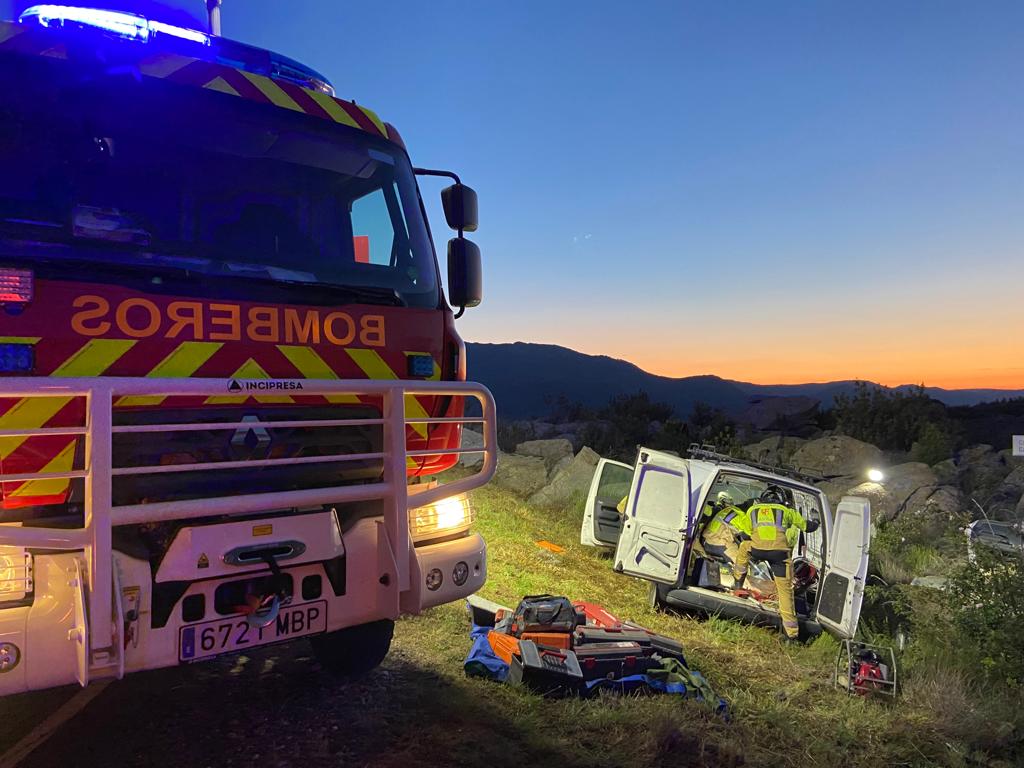 EmergenciaAvila's tweet photo. A las 05:15h de este #lunes han sido activados #BomberosAv por un accidente vial ocurrido en el km22 de la AV905, en el que se ha visto implicada una furgoneta.

Se ha rescatado a dos personas que han resultado heridas.

Con @guardiacivil y @Salud_JCYL https://t.co/OUSbAlPJKg