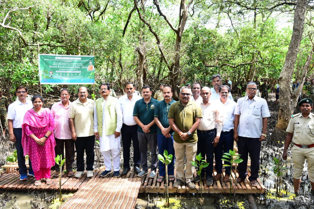 goaforests's tweet image. Union Minister of State for Tourism, @shripadynaik, with PCCF and Senior Forest officers at the state level launch of #MISHTI on  #WorldEnvironmentDay! 🌍

#MISHTI is aiming to boost #mangrove cover &amp;amp; fortify coastal infra resilience
@visrane @moefcc @DrPramodPSawant @TOIGoaNews