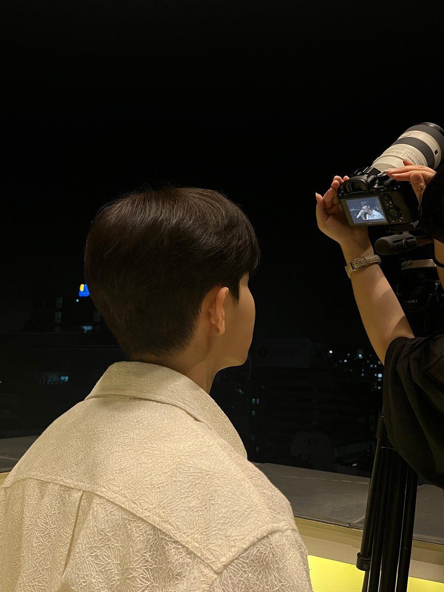 KJH_officialtwt's tweet photo. [#여기보째용📸]

윈드 마음에 하트 명중!
깜찍한 손하트 좀 보세요 👀💞

평소엔 그저 구여운 강쥐가 
본업할 때 만큼은 
카리스마 강쥐로 변신!😎

이렇게 매력이 넘치는데 
어떻게 안 사랑해...?🍃💕

#김재환 #KIMJAEHWAN https://t.co/t6j4lK9Xng