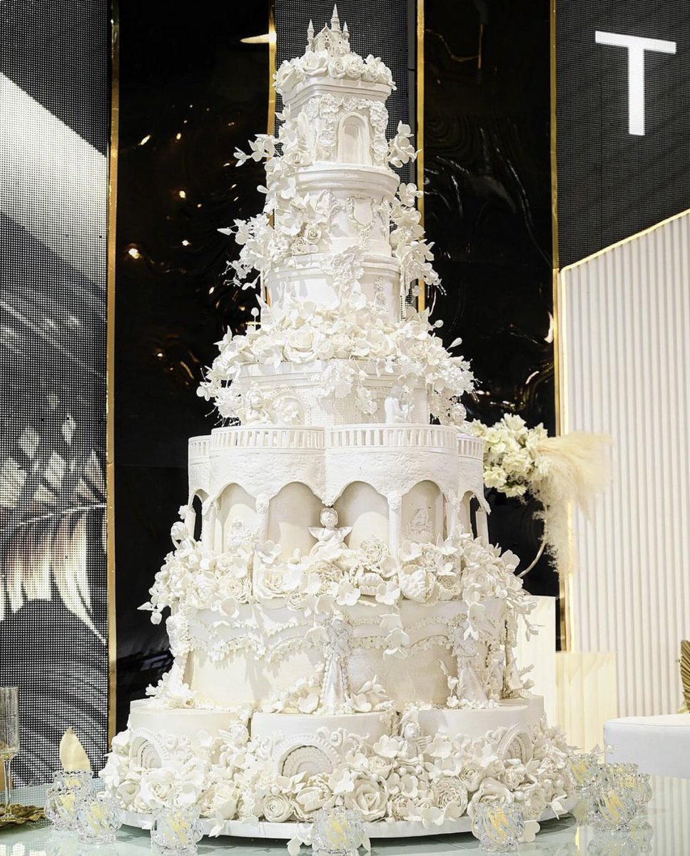 Sarah's Cakes will bring the newest cake styles to #thebridalexpoug, which  will take place from June 9th –11th at @MotivUG. PS: When you reserve  during the Expo, you can receive great discounts, image size:967x1200