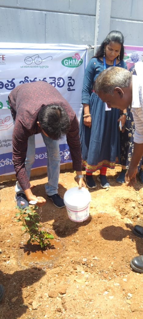 es_circle25's tweet photo. On the eve of World Environment Day -  awareness on Plastic Ban followed by the Plantation and took the pledge along with our Safai Mitras( Garbage Collectors) HIMSW Staff and Sanitation Staff of Quthbullapur Circle
@zckukatpally @Swachh_GHMC @JCHealth2 @swachhhyd @KTRBRS @ https://t.co/vmRk8Cvyy6