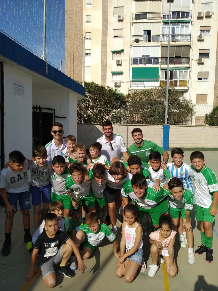 sjosemalaga's tweet photo. Nuestro equipo alevín de 5° y 6° de primaria venció en la final de la Liga Bronce (Fere) frente al @ColegioGamarra, consiguiendo la victoria en la tanda de penaltis tras el pitido final (6 - 6). Enhorabuena al equipo y felicidades también a Gamarra por su gran temporada. https://t.co/vc03Q7qpvA