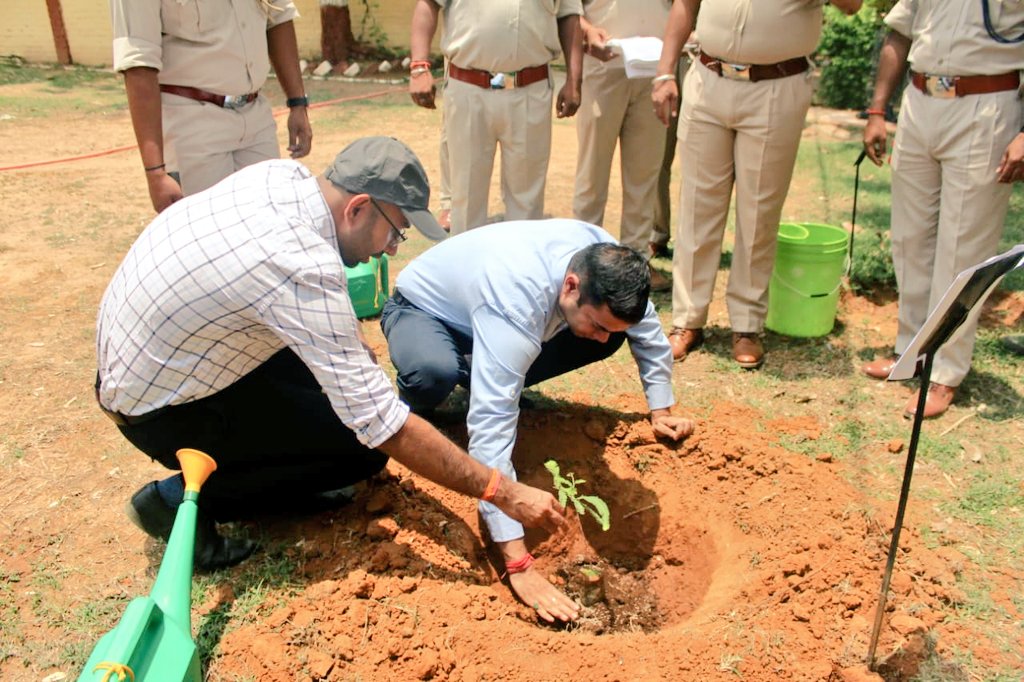 DumkaDc's tweet photo. #विश्व_पर्यावरण_दिवस के अवसर पर वन विभाग एवं एसएसबी के साथ आयोजित वृक्षारोपण कार्यक्रम में पौधरोपण किया गया। प्रकृति के प्रति अपने कर्तव्य का निर्वहन करते हुए पर्यावरण की सुरक्षा एवं संरक्षण के लिए #मिशन_लाइफ के अंतर्गत जिले में विभिन्न कार्यक्रमों का आयोजन किया जा रहा है। https://t.co/FwqplUSvQj
