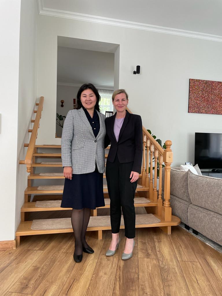 Монгол Улсын түүхэн дэх анхны эмэгтэй Засаг дарга Ховд аймгийн Засаг дарга Э.Болормааг гэртээ хүлээн авч уулзсандаа баяртай байна. Ховд аймгийн эрүүл мэндийн, сэргээгдэх эрчим хүчний салбар, газар олголт, цахим шилжилт болон ЗДТГ-аас хэрэгжүүлж буй ажлуудын талаар ярилцлаа.