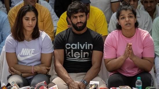 This is Vinesh Phogat, Bajrang Punia & Sakshi Malik.

They were protesting for harassment against Sports Minister 'Brij Bhushan Singh'.

They have left the protest & are back to their Government Railway Jobs.

They won't throw their medals now.🫡

Source: hindustantimes.com/sports/others/…