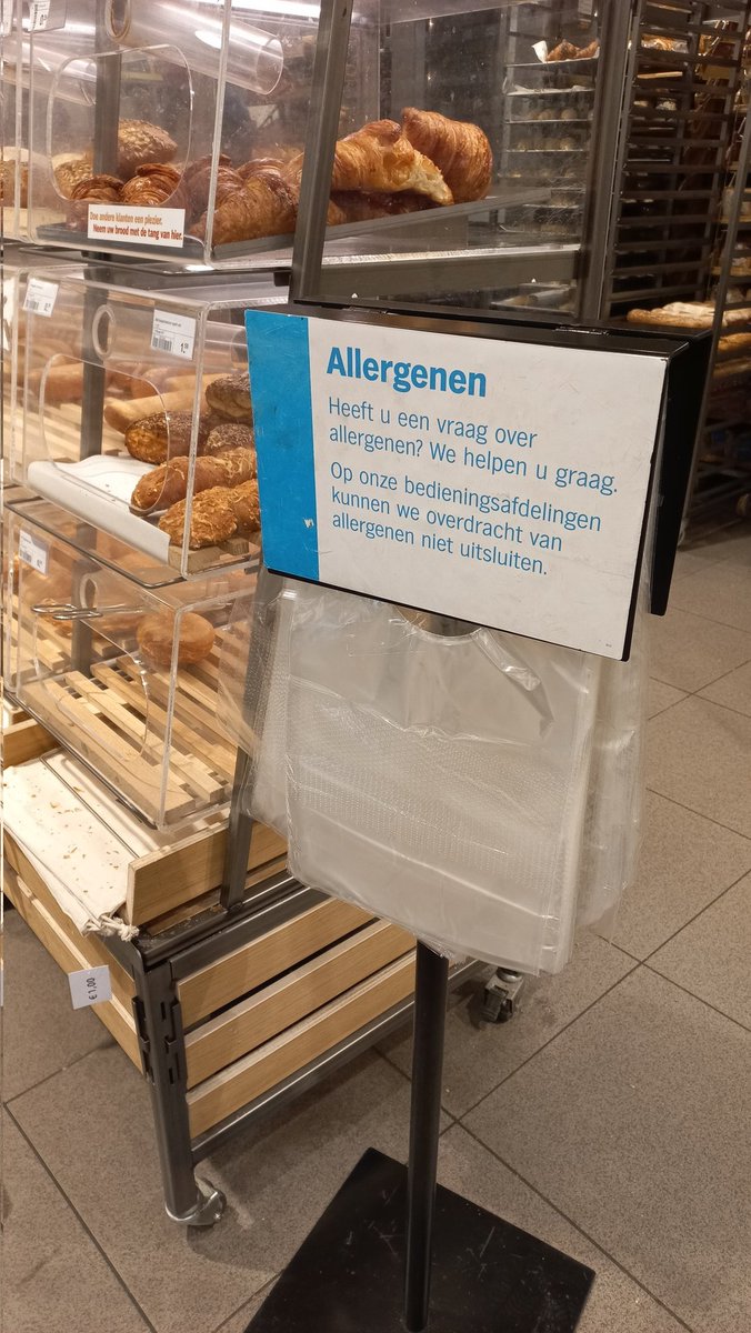 Beste <a href="/albertheijn/">Albert Heijn</a> waar blijven jullie papieren zakjes? #noplastic #plasticwaste