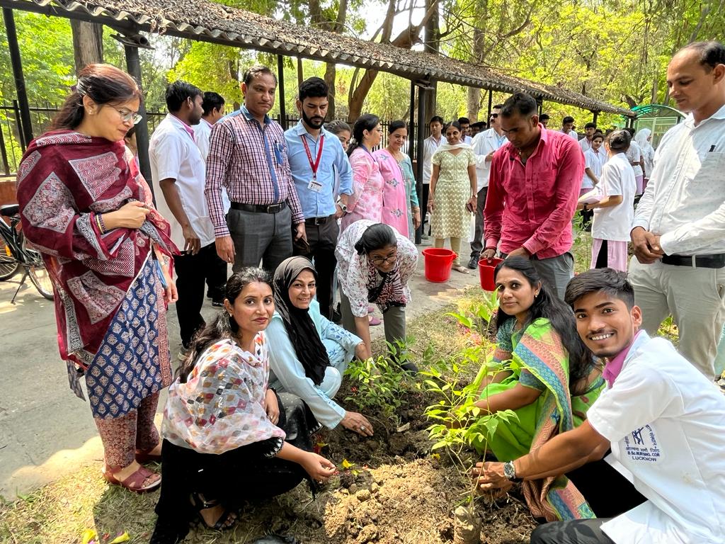 CONSGPGIMS's tweet photo. The Principal CON, SGPGIMS with Dean of the institute, Chairperson of CON along with Faculty and students celebrated the World Environment Day - "Ecosystem Restoration" by planting Sapling in Nursing Hostel ground.
#beatplasticpollution
#environment
#WorldEnvironmentDay_2023 https://t.co/Y2hrreIj3A