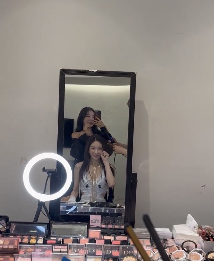 คือฟานี่ไปเลือกดอกไม้ให้พี่แท เขียนการ์ดบอก ยินดีกับคอนเสิร์ตด้วยนะ เธอเก่งมากเลย รักนะ แล้วถ่ายรูปกับพี่แทตั้งแต่ป้ายคอนยันในห้อง โหมดยัยแฟนสาวพราวและขี้อวดสุดๆ พี่คนนั้นเป็นยิ้มแก้มแตกเลยดิ ขอบคุณกัปตันเรือแทนี่