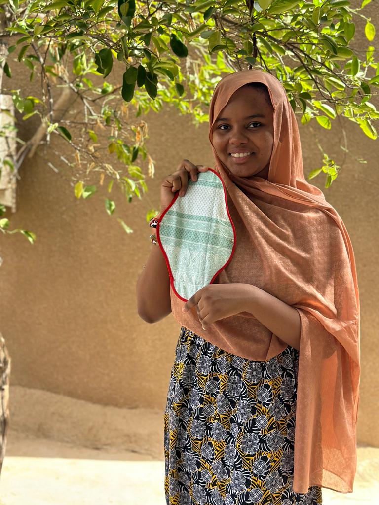 L’accès aux serviettes hygiéniques réutilisables pour les filles et femmes au #niger doit être rendu possible.
Il existe de nombreux tabous entourant les règles dans des nombreuses sociétés, ce qui entraîne souvent une discrimination et une exclusion des filles de l'#éducation