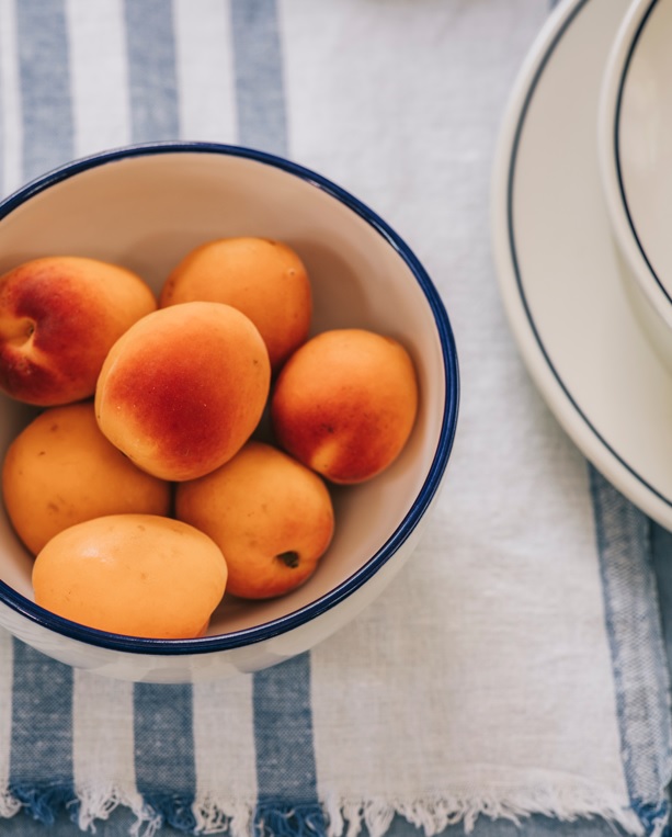 Everything is peachy. 

bit.ly/3qthcUz

#handpaintedceramics #cobaltblue #design #decor #interiors #handmadeceramics #potterylove #handmadepottery #madetolast