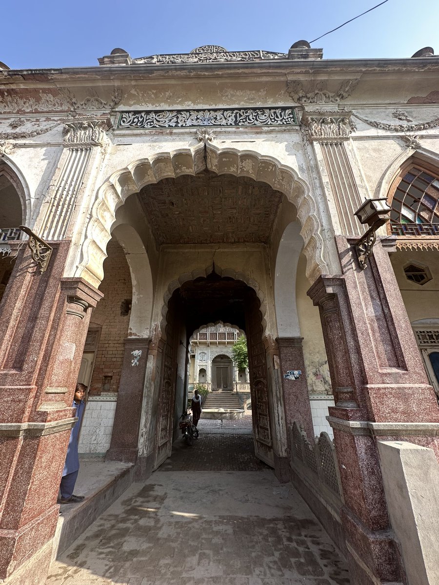 maaria_waseem's tweet photo. Nagar Mal Mahal , Minchinabad, Bahawalnagar dist #punjab 

Built  in 1930s by two brothers Nagar Mal and Bhajan Lal, merchants of the Agarwal clan.

During partition it was bought by Sukhera family in compensation for land in Abohar in Indian Punjab
#heritage #architecture https://t.co/jtuTUJetBK