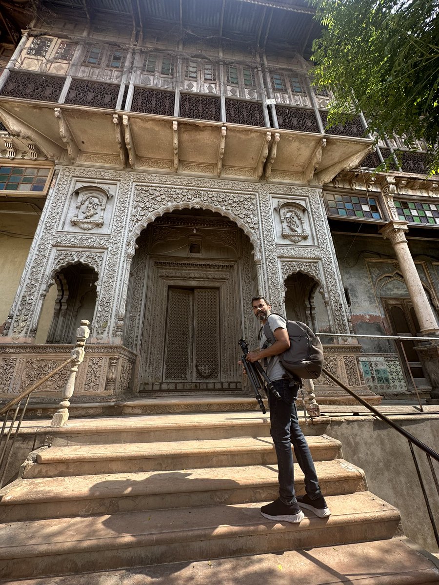 maaria_waseem's tweet photo. Nagar Mal Mahal , Minchinabad, Bahawalnagar dist #punjab 

Built  in 1930s by two brothers Nagar Mal and Bhajan Lal, merchants of the Agarwal clan.

During partition it was bought by Sukhera family in compensation for land in Abohar in Indian Punjab
#heritage #architecture https://t.co/jtuTUJetBK
