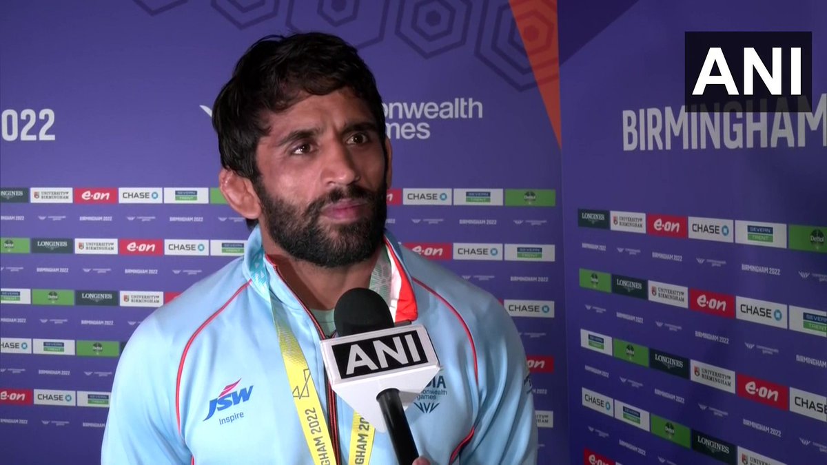 ANI's tweet photo. Wrestlers Sakshee Malikkh and Bajrang Punia rejoin their posts as OSD (Sports) in Indian Railways.

(File pics)