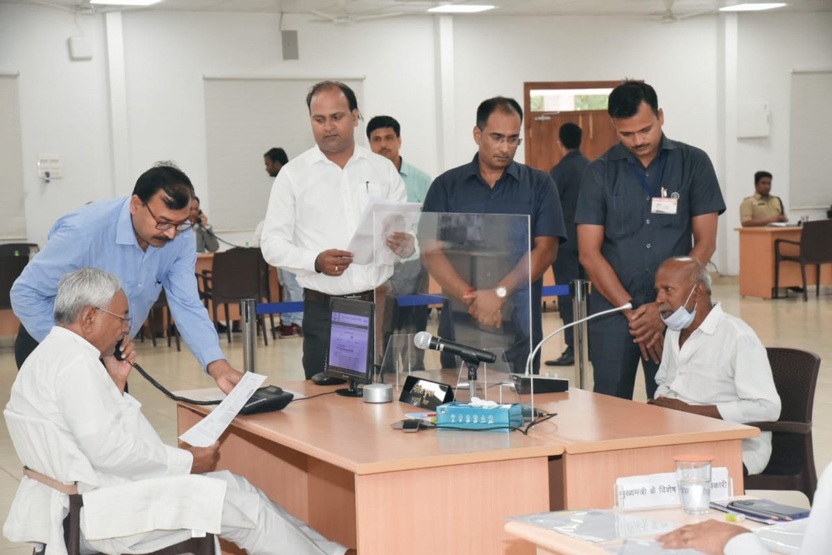 NitishKumar's tweet photo. ‘जनता के दरबार में मुख्यमंत्री’ कार्यक्रम में राज्य के विभिन्न जिलों से पहुंचे लोगों की समस्याओं को सुना और संबंधित विभागों के अधिकारियों को समाधान के लिए समुचित कार्रवाई के निर्देश दिए। https://t.co/AWeS4xfv6h