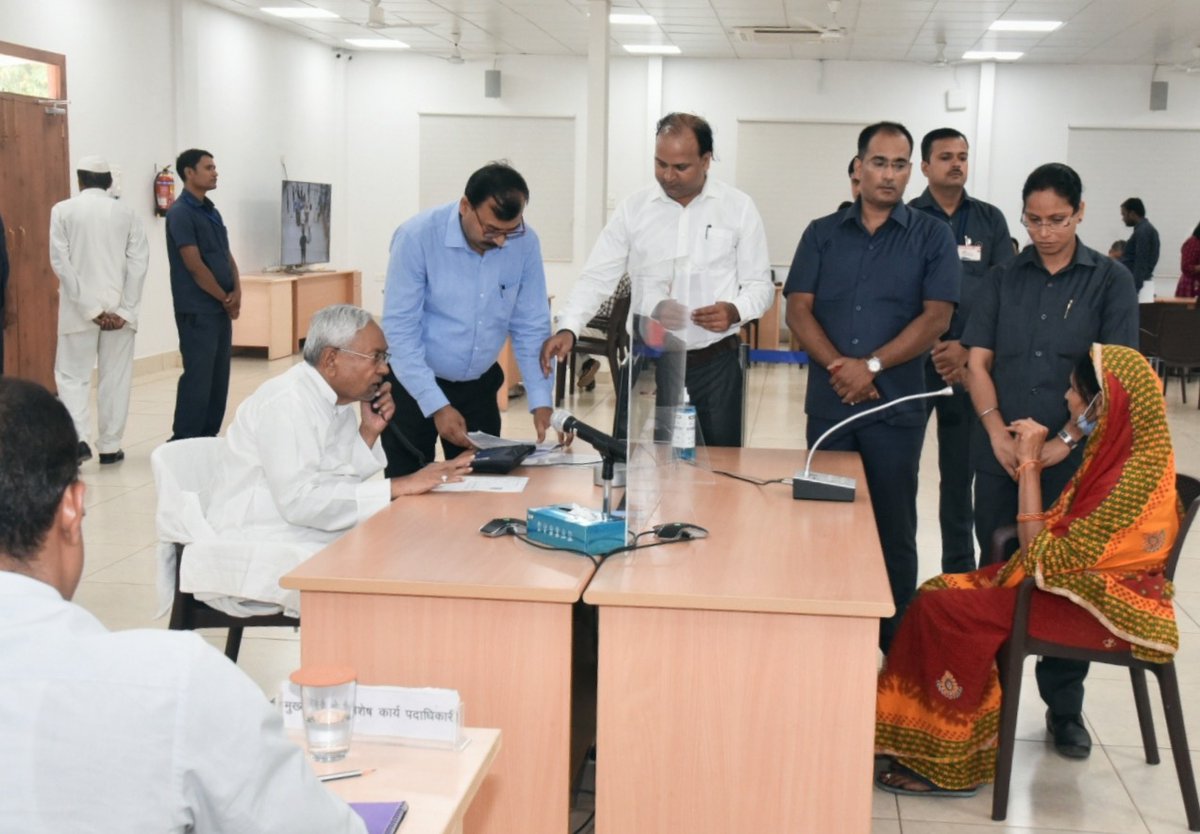 NitishKumar's tweet photo. ‘जनता के दरबार में मुख्यमंत्री’ कार्यक्रम में राज्य के विभिन्न जिलों से पहुंचे लोगों की समस्याओं को सुना और संबंधित विभागों के अधिकारियों को समाधान के लिए समुचित कार्रवाई के निर्देश दिए। https://t.co/AWeS4xfv6h