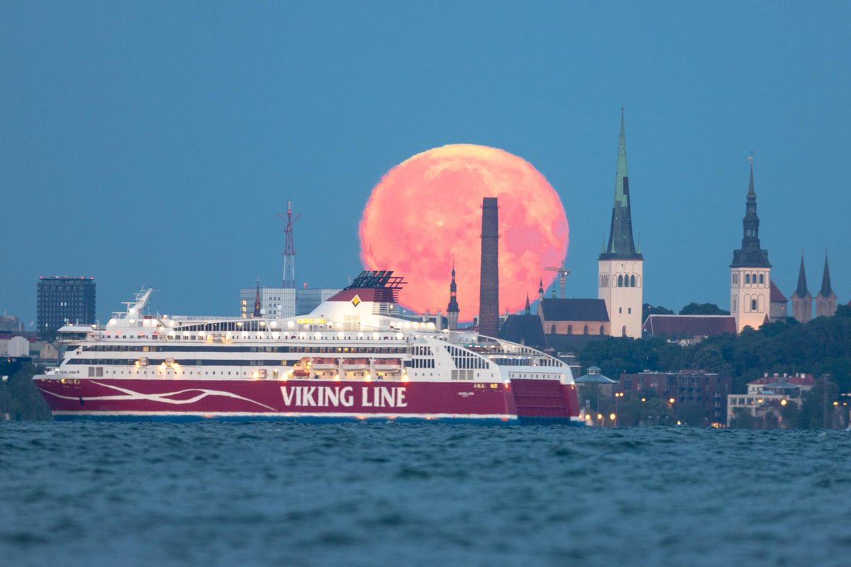 petite_michelle's tweet photo. Moon ferry in Tallinn.
#Talsinki
#Hellinn
All credits go to Martin Vällik https://t.co/Cc6jwDV0ky https://t.co/mTarO2TiNZ