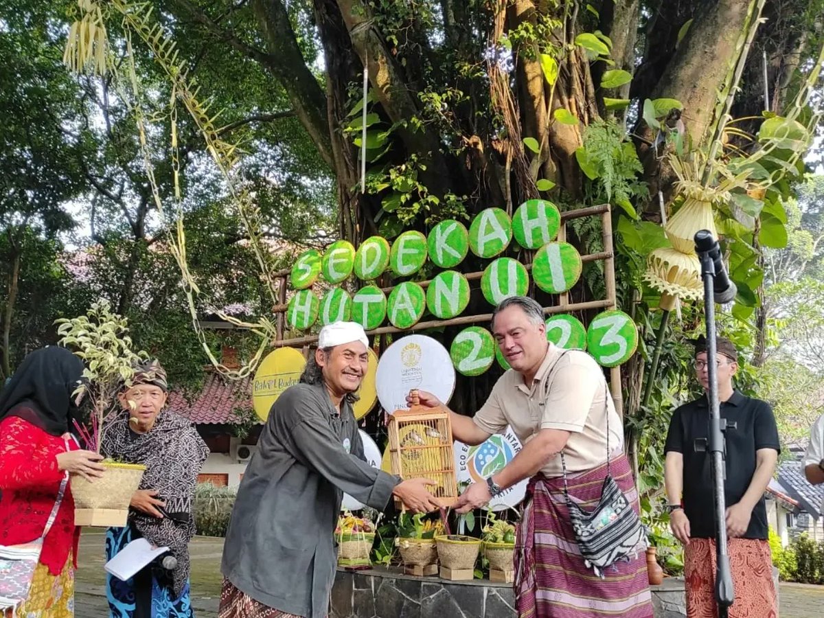 uni_eropa's tweet photo. Hapy World Environment Day! 💚

On this year’s World Environment Day, the EU Delegation to Indonesia is reaffirming our strong partnership with Indonesia on a better environment. 

(1/3)

#WorldEnvironmentDay https://t.co/DrDxxNIaIE