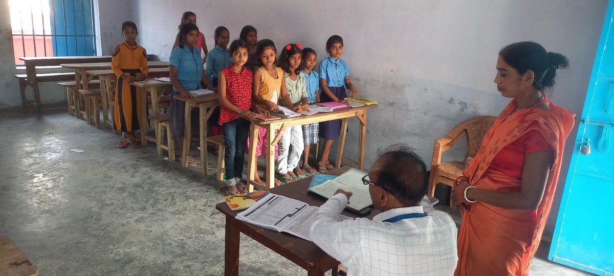 शिक्षा विभाग एवं प्रथम के संयुक्त तत्वावधान में गर्मी की छुट्टियों में कक्षा 6 और 7 के लक्षित बच्चों को बुनियादी भाषा-संख्या ज्ञान में निपुण बनाने हेतु आयोजित समर कैंप में स्वयंसेवकों द्वारा संचालित कक्षा की झलकियां। @ProfShekharRJD @Piramalgroup @Pratham_India @ncert