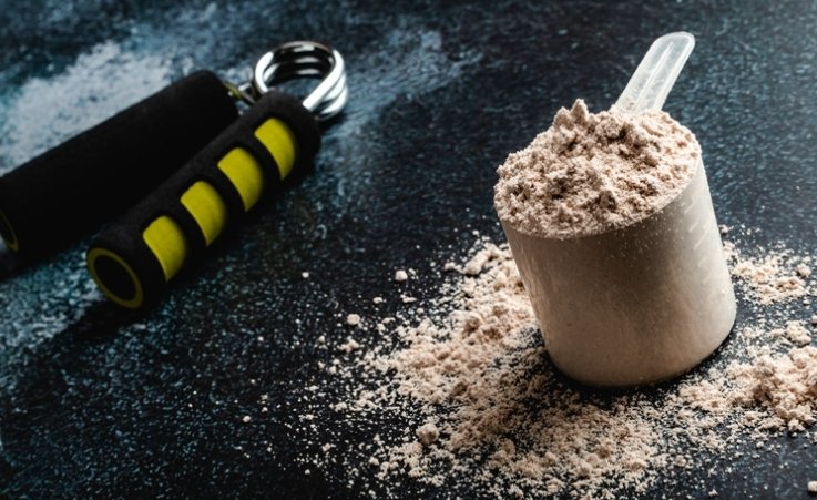 “Dok, saya suka fitness terus minum whey protein. Apa aman buat ginjal saya?”
Wah pertanyaan agak sulit ini. Ok coba saya jawab

-THREAD-

Whey protein adalah suplemen yang sering digunakan oleh orang yang ingin membangun otot atau yang membutuhkan asupan protein tambahan.