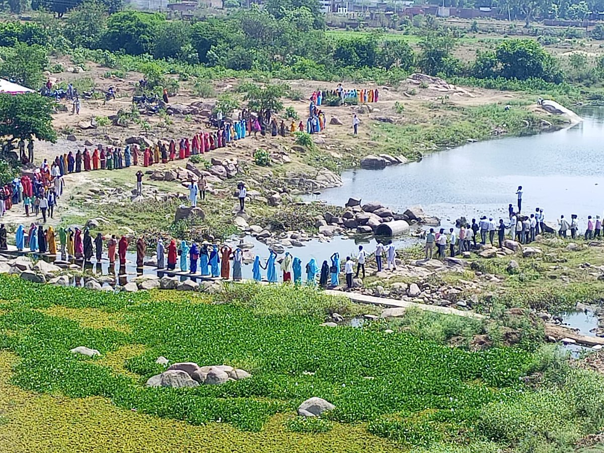 SanjaySinghJJJA's tweet photo. आज झांसी( उत्तर प्रदेश) एवं निवाड़ी (मध्य प्रदेश) की सरहद पर बहने वाली घुरारी नदी के पुनर्जीवन के लिए स्थानीय समुदाय, जल सहेलियों और पर्यावरणविदों ने 2 किलोमीटर लंबी मानव श्रृंखला बनाकर विश्व पर्यावरण दिवस के अवसर पर नदी पुनर्जीवन का संकल्प लिया।

#WorldEnvironmentDay https://t.co/lk5Ot8rmYM