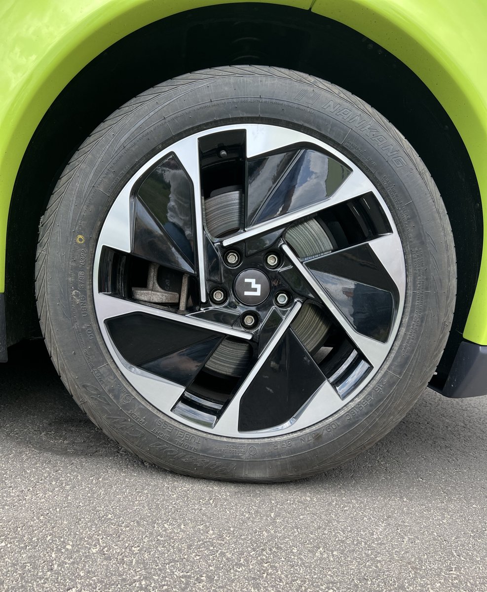 We would like to introduce you our newborn💚.
Here it comes, the one and only Blees BB-1.

#Blees #AutonomousVehicle #AutonomousDriving #AutonomicznyPojazd #Future