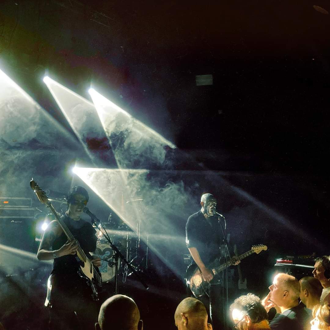 deardeerfr's tweet photo. Quel honneur de jouer 3 soirs d'affilée avec The Chameleons ! Pour la tournée allemande nous passons le flambeau à Traitors ;)
Merci @grandmix, @trabendo_ , et @Laiterie pour leurs équipes pro et accueillantes. Merci à Chloé de Persona Grata pour son aide précieuse sur la route . https://t.co/2ih15RgLzQ