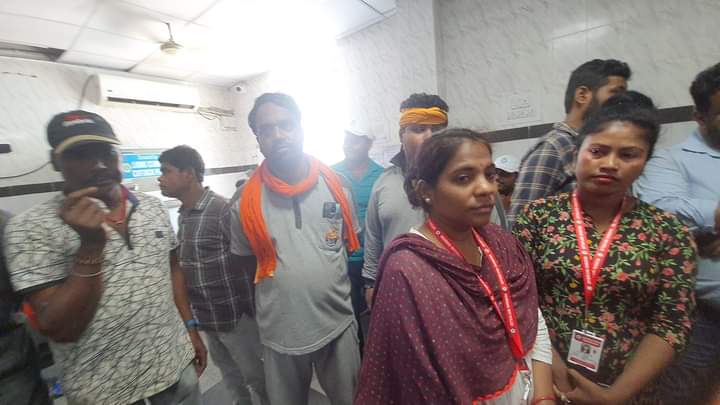 samal_shiba's tweet photo. Yesterday got a call and today More than 60 people from #kolkata #WestBengal came in 2 buses to @SCBMCHCTC to donate blood for the #CoromandelExpressAccident #TrainAccidentInOdisha @indiacares_2020 @PradeepJenaIAS @SecyChief https://t.co/QEPwurqMbh
