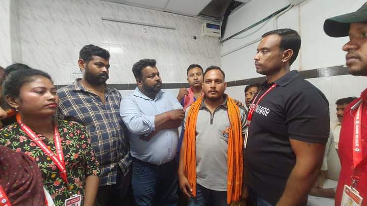 samal_shiba's tweet photo. Yesterday got a call and today More than 60 people from #kolkata #WestBengal came in 2 buses to @SCBMCHCTC to donate blood for the #CoromandelExpressAccident #TrainAccidentInOdisha @indiacares_2020 @PradeepJenaIAS @SecyChief https://t.co/QEPwurqMbh