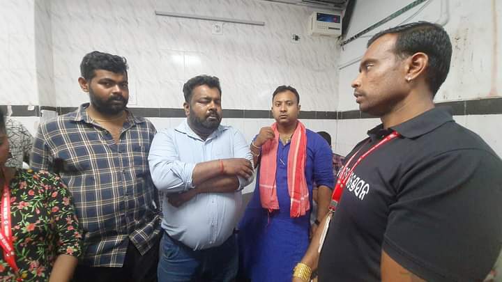 samal_shiba's tweet photo. Yesterday got a call and today More than 60 people from #kolkata #WestBengal came in 2 buses to @SCBMCHCTC to donate blood for the #CoromandelExpressAccident #TrainAccidentInOdisha @indiacares_2020 @PradeepJenaIAS @SecyChief https://t.co/QEPwurqMbh