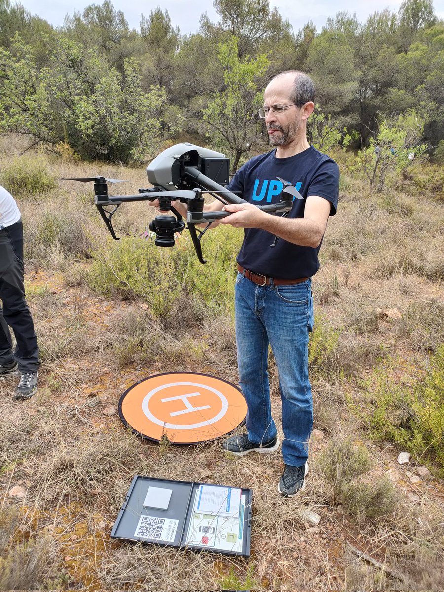 CGAT_UPV's tweet photo. Prof. @SalcaSalford visited us recently to carry out field works, together with @VaersaGva, to estimate life fuel moisture content in Mediterranean forests with #SALCA, in addition to #UAV and #TLS
#remotesensing #fullwaveform #multispectral https://t.co/9ZXItWPm0C