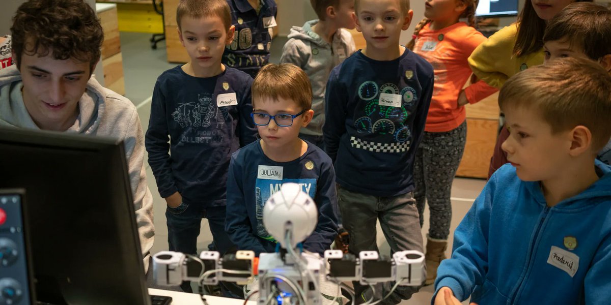 ArsElectronica's tweet photo. During the summer vacation, you can experience real adventures at the Ars Electronica Center! If you enjoy #marveling, #experimenting and #programming together, you shouldn’t miss our colorful vacation program! https://t.co/8Hv2tZThIK https://t.co/FjwEzhCITA
