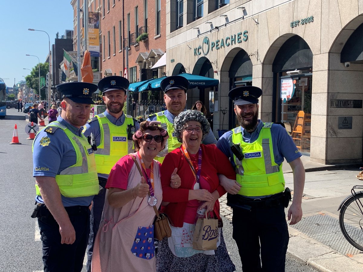 Mrs Brown and her friend Winnie made a rare trip out of Finglas yesterday for the Women's Mini Marathon when they ran into these boys from Pearse Street Garda Station!

#MrsBrownsBoys #CommunityEngagement