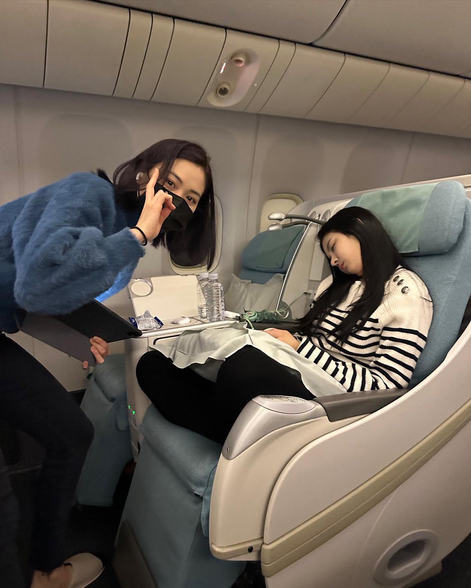 prosebeb's tweet photo. แล้วพี่ลีอาชอบเป็นงี้อะ เลือกรูปมาแฮปเมมเบอร์นะ ทั้งรยูจินทั้งน้องแชร แต่ชอบแกงตัวเองด้วยตลอด ละมีแต่รูปตอนหลับ 55555555 วันนึงมี 24 ชั่วโมง พี่ลีอาหลับไปแล้ว 23 ชั่วโมง https://t.co/fPw8bW5Cll